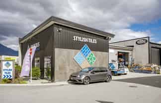 Modern Industrial Unit in Prime Glenda Dr Location