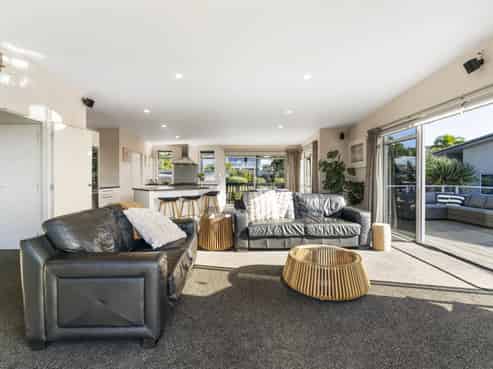 6 Intrepid Crescent, Beachlands