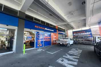 High Profile Showroom – Dual Access, Prime Exposure