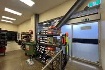 High Profile Showroom – Dual Access, Prime Exposure