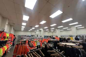High Profile Showroom – Dual Access, Prime Exposure