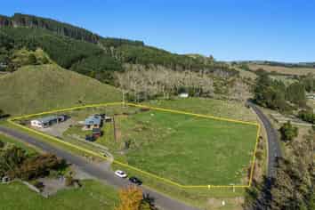 1379 Manawahe Road, Manawahe