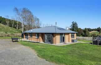 1379 Manawahe Road, Manawahe