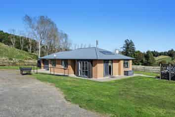 1379 Manawahe Road, Manawahe