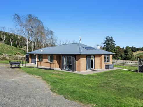 1379 Manawahe Road, Manawahe