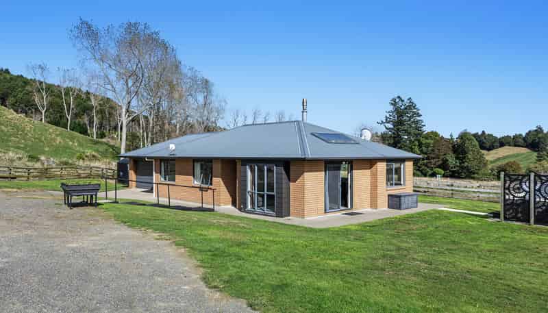 1379 Manawahe Road, Manawahe