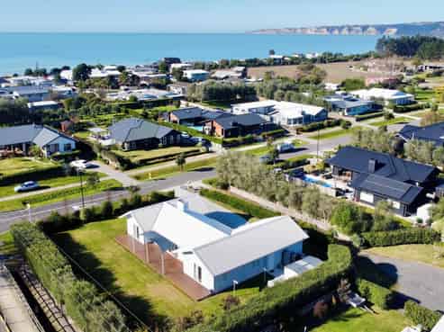 2 Cape Grove, Haumoana
