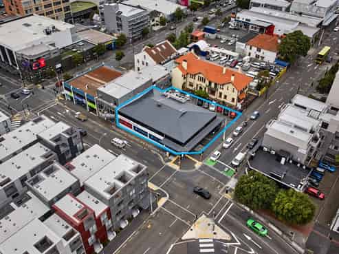 Sun-Soaked Te Aro Landmark with Income and Profile