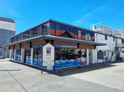 Sun-Soaked Te Aro Landmark with Income and Profile