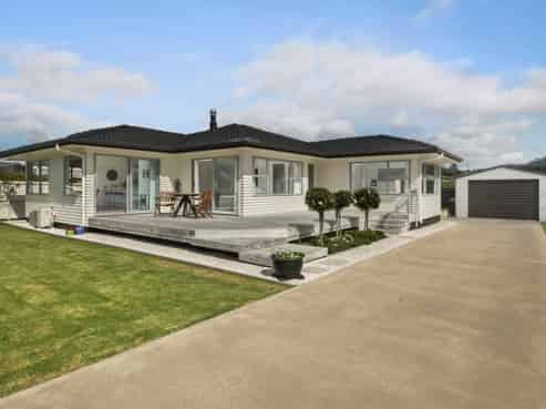 8 Sandleigh Drive, Athenree