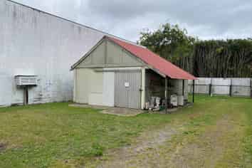 Private Yard & Shed