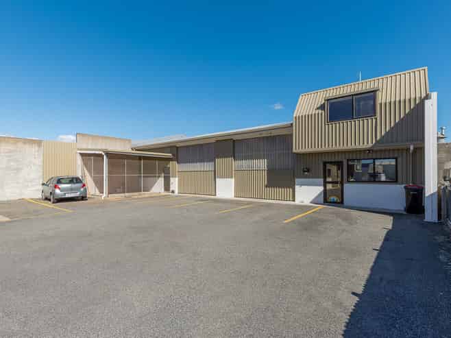 Versatile 266sqm Warehouse with Offices and Yard