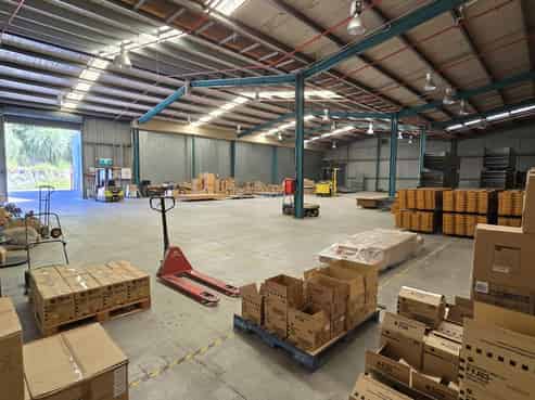 Sizeable warehouse in Maleme Business Park