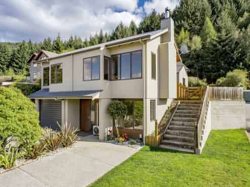13 Goldleaf Hill, Queenstown Central