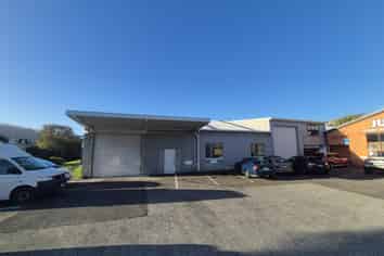 Warehouse plus offices - Mint condition!