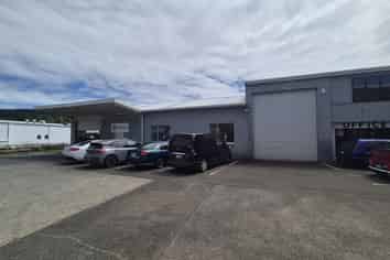 Warehouse plus offices - Mint condition!