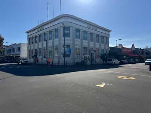 Corner profile retail or office