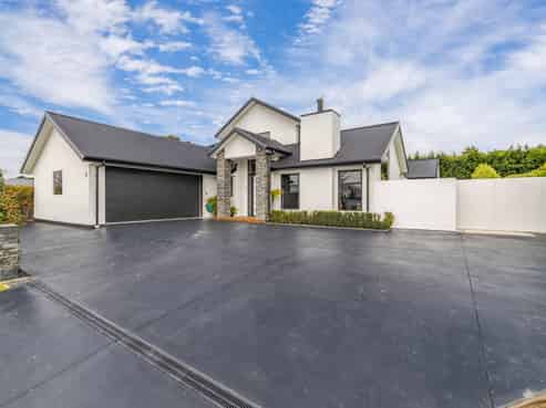 27 Carnaveron Drive, Lincoln