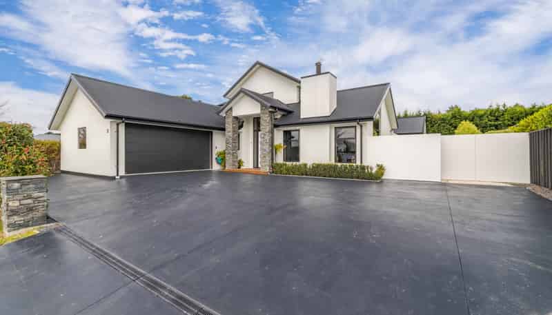 27 Carnaveron Drive, Lincoln