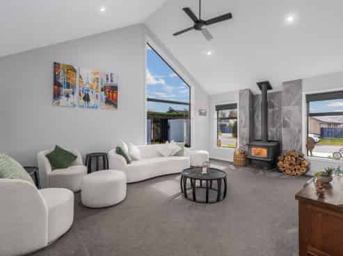 27 Carnaveron Drive, Lincoln