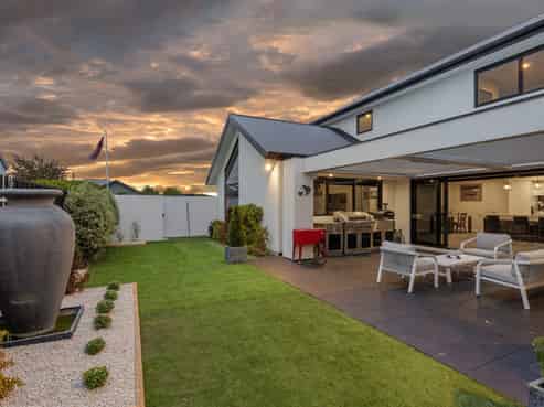 27 Carnaveron Drive, Lincoln