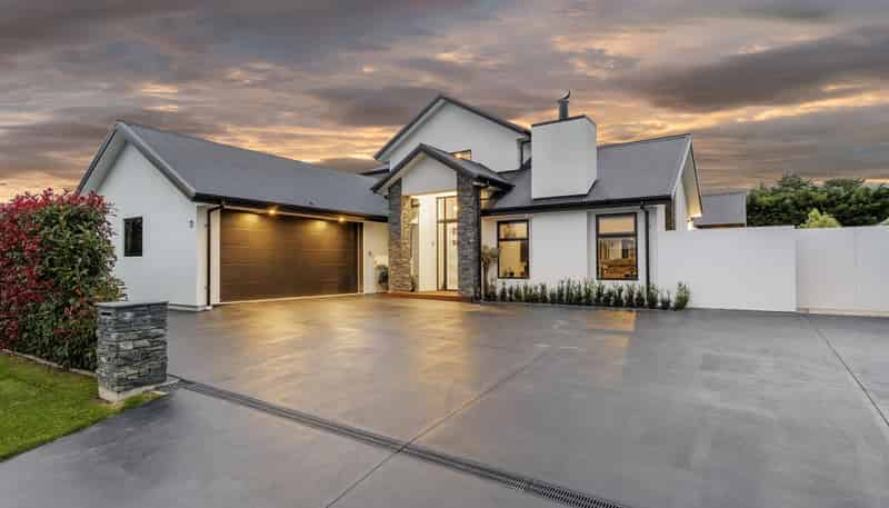 27 Carnaveron Drive, Lincoln