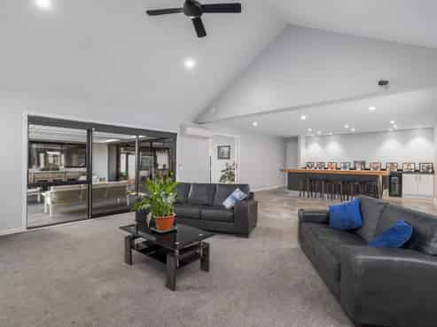 27 Carnaveron Drive, Lincoln