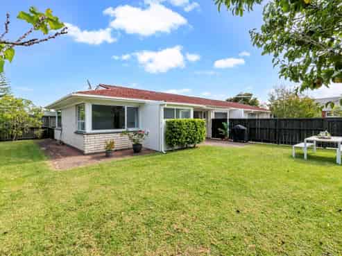 2/67 Edgewater Drive, Pakuranga