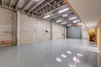 CITY FRINGE WAREHOUSE WITH ROLLER DOOR ACCESS