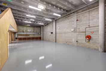 CITY FRINGE WAREHOUSE WITH ROLLER DOOR ACCESS