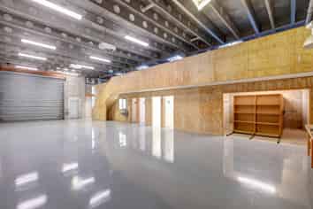 CITY FRINGE WAREHOUSE WITH ROLLER DOOR ACCESS