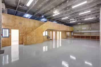 CITY FRINGE WAREHOUSE WITH ROLLER DOOR ACCESS