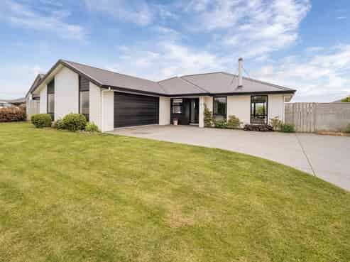 4 West Bay Place, Huntingdon/Lake Hood