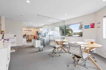 VERSATILE LIVE AND WORK - 226M²

