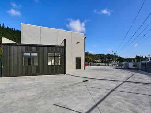 New build with generous yard area!