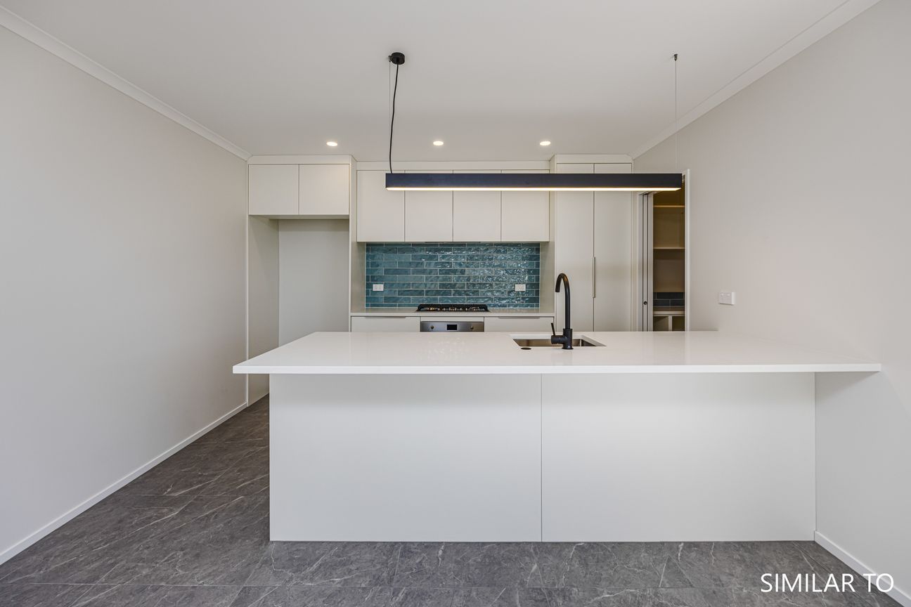 Brand New With Double Garage - Mehr