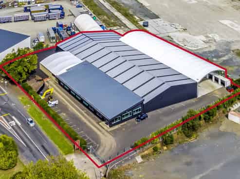 Freehold, vacant possession warehouse facility