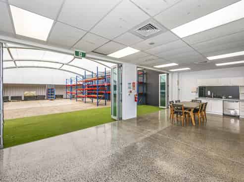 Freehold, vacant possession warehouse facility