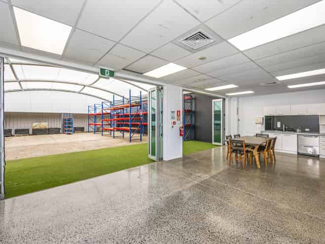 Freehold, vacant possession warehouse facility