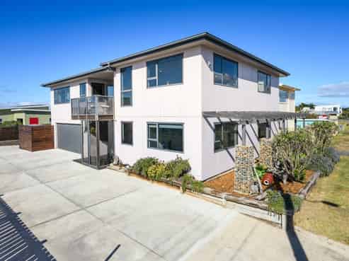 17 Marine Parade, Foxton Beach