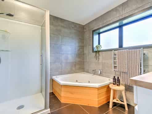 116 Card Road, Tauhei