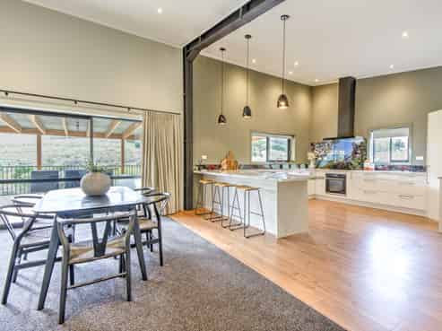 116 Card Road, Tauhei
