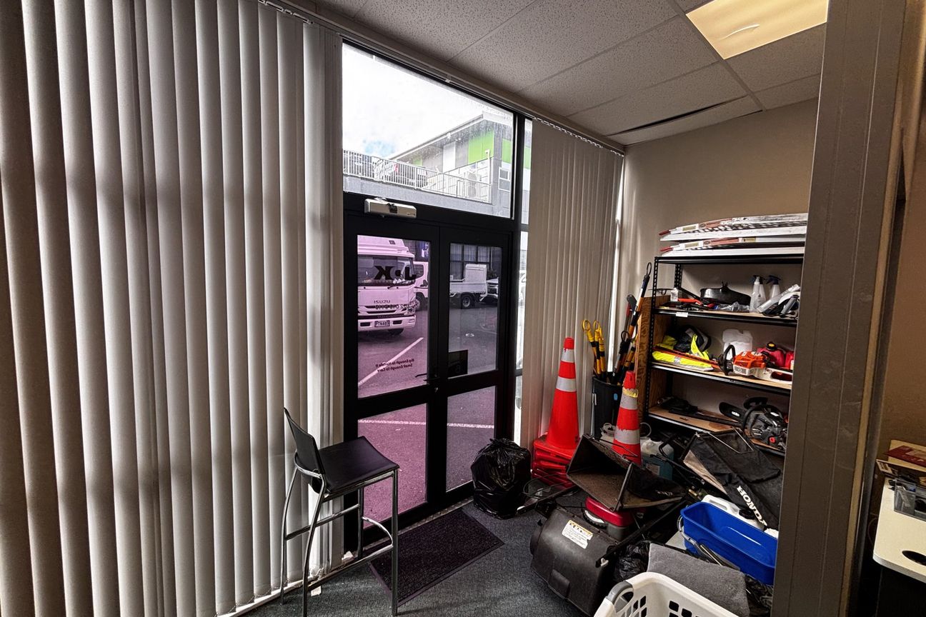 Tiny Petone ground floor office - Vista 4