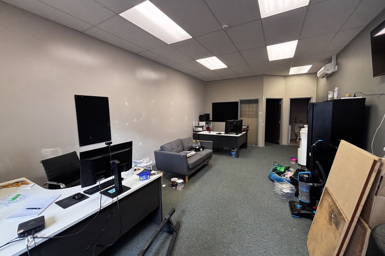Tiny Petone ground floor office - Vista 5