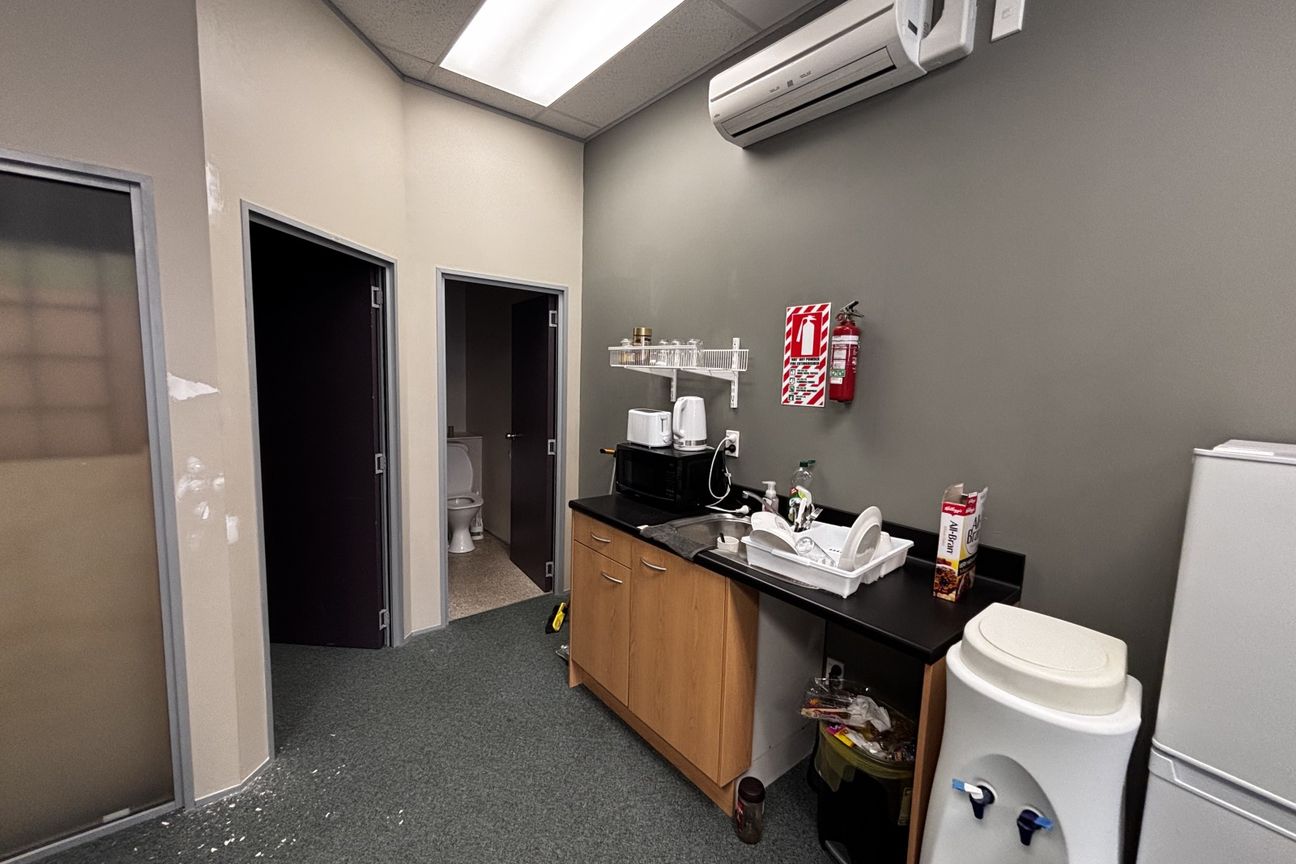 Tiny Petone ground floor office - Vista 6