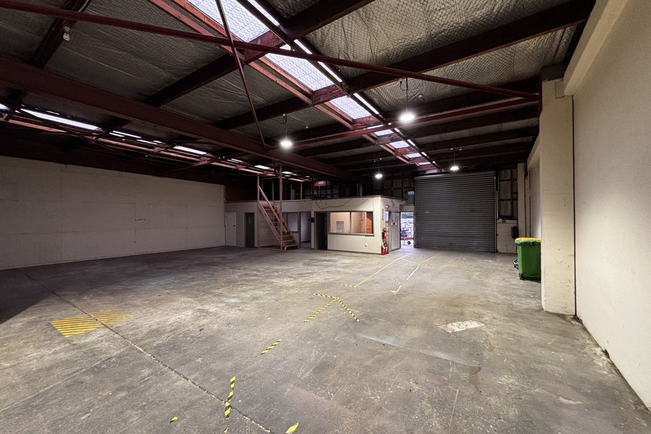 Quality warehouse on Port Road! - Viac