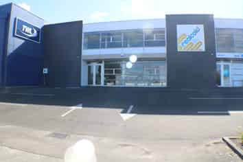 VERSATILE TRADE RETAIL ON TREMAINE AVENUE