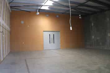 VERSATILE TRADE RETAIL ON TREMAINE AVENUE