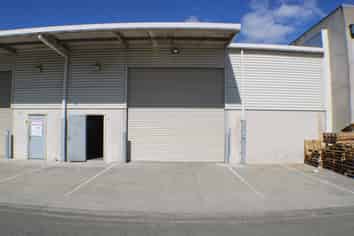 VERSATILE TRADE RETAIL ON TREMAINE AVENUE