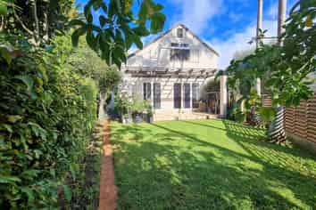 38A Oakwood Grove, Eastern Beach